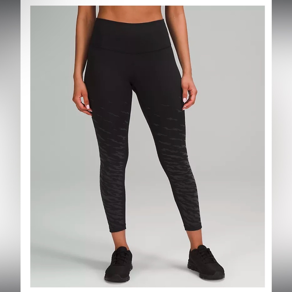 Lululemon Lunar NY Wunder under high rise tight 25”. Size 4. Black c. Never worn